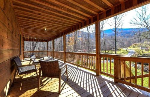 Saluda House | Deer Haven by AvantStay Cabin w Pond Waterfall