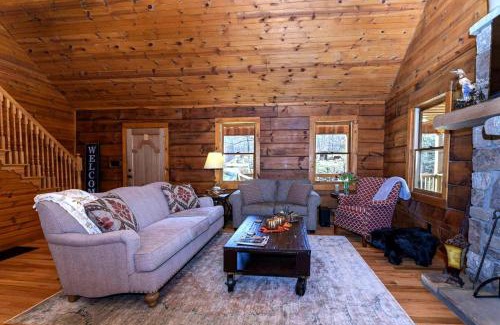 Saluda House | Deer Haven by AvantStay Cabin w Pond Waterfall