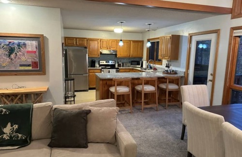 North Woodstock House | Deer Park end unit w/lake access