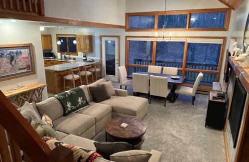 North Woodstock House | Deer Park end unit w/lake access