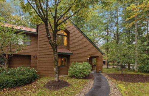 North Woodstock House | Deer Park end unit w/lake access