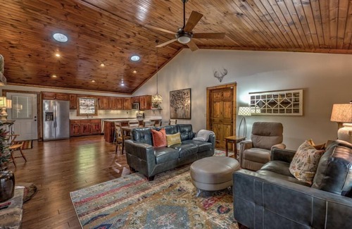 East Ellijay Cabin | Deer Ridge - Hot Tub | Pool Table | Close to town