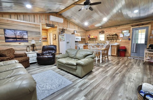 Amity Cabin | Degray Lake Cabin with kayaks available upon request