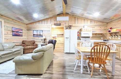 Amity Cabin | Degray Lake Cabin with kayaks available upon request