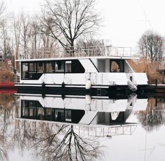 Domitz Boat Rental | Deine schwimmende Auszeit auf dem Wasser - Festlieger Hausboot Tortuga