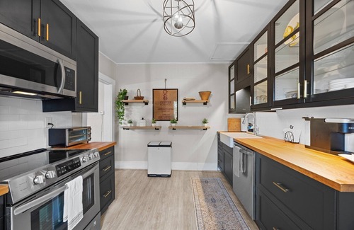 Oakley House | Deja Blue Luxurious Pet Friendly 30+ day Rental in Asheville | Two Fenced In Yards!
