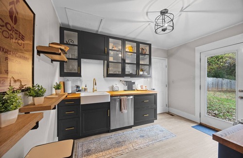 Oakley House | Deja Blue Luxurious Pet Friendly 30+ day Rental in Asheville | Two Fenced In Yards!