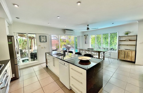 Palm Cove House | Deja Vu Palm Cove 3 Kings Heated Pool Private Luxury 5 mins walk beach cafe's