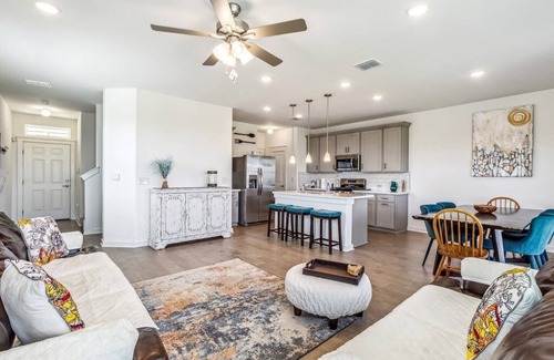 Del Valle House | Del Valle · Pit Stop Retreat | Sleeps 10
