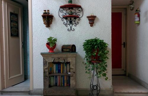 New Friends Colony Bed & Breakfast | Delhi Bed and Breakfast