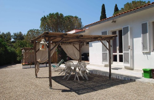 Lacona Apartment | delicious, 5 seats, large outdoor areas with lots of greenery and privacy, children's area