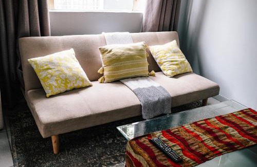 Germiston House | Delightful 1 Bedroom Flat in Germiston with WI-FI