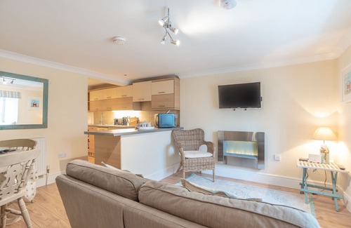 Mylor Churchtown Apartment | Delightful 1 bedroom ground floor apartment in central Falmouth with courtyard