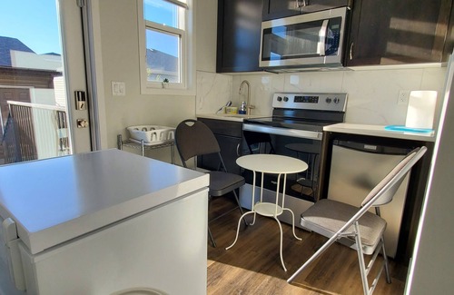 Northwest Calgary Apartment | Delightful 1-Bedroom Private Suite in a New Home