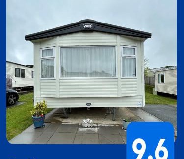 Cross Inn House | Delightful 2 bedroom Caravan, Pencnwc, New Quay