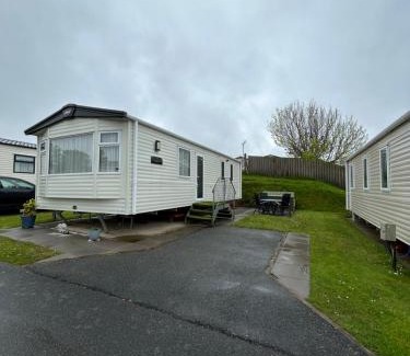 Cross Inn House | Delightful 2 bedroom Caravan, Pencnwc, New Quay