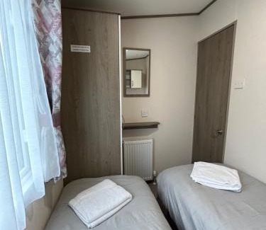 Cross Inn House | Delightful 2 bedroom Caravan, Pencnwc, New Quay