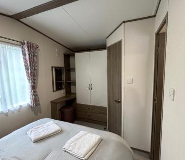 Cross Inn House | Delightful 2 bedroom Caravan, Pencnwc, New Quay