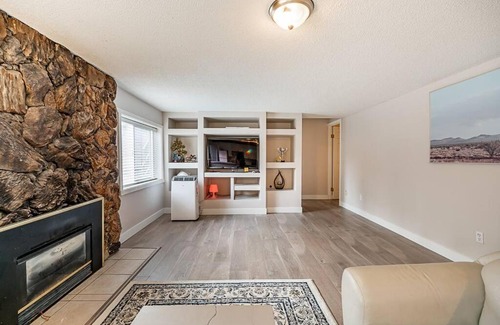 Newton Apartment | Delightful 3 bedroom guest house with free parking and internet