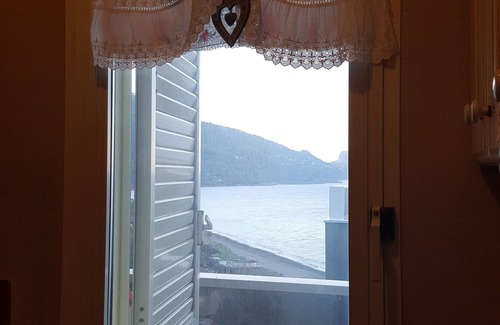 Sant'Ambrogio Apartment | Delightful apartment with direct access to the sea