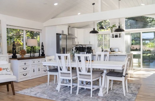 Edmonds House | Delightful Family Home with 3 Bedrooms and Sprawling Backyard