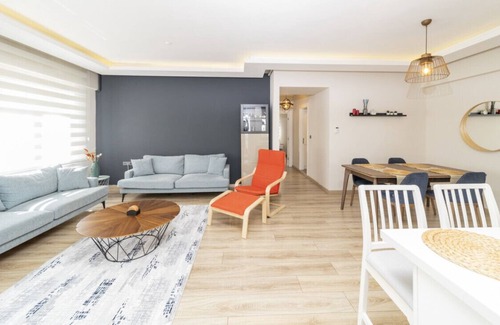 Liman Mahallesi Apartment | Delightful Flat with Shared Pool in Konyaalti