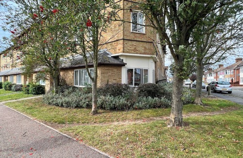 Cambridge Apartment | Delightful Ground floor flat with 2 large double bedrooms with family bathroom.