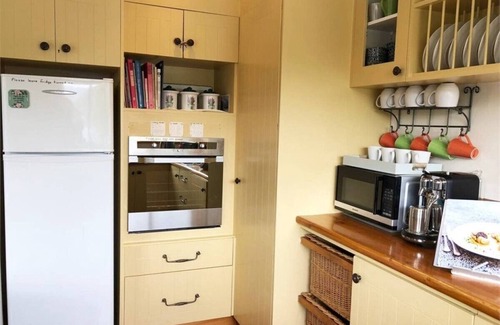Rolleston Cottage | Delightful home away from home.comfortable, warm and beautiful gardens.