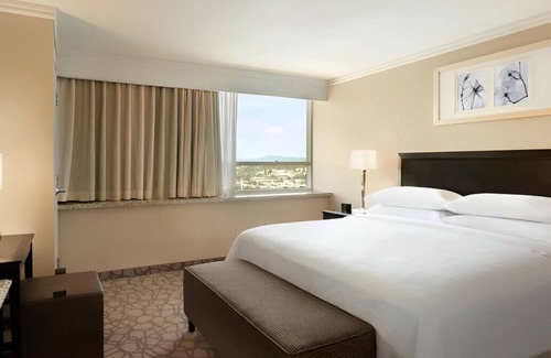 Downtown House | Delightful King Suite for Couples! Bar,Gym,Pool