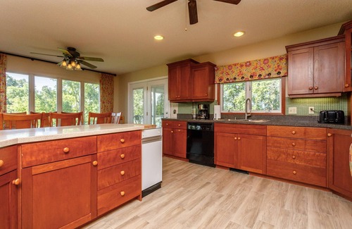 Alexandria House | Delightful Lakeshore Cottage, Great Swim & Lakeside Amenities, +22 Foot Pontoon