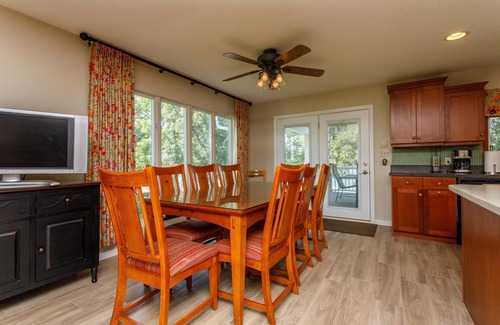 Alexandria House | Delightful Lakeshore Cottage, Great Swim & Lakeside Amenities, +22 Foot Pontoon