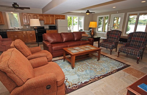 Alexandria House | Delightful Lakeshore Cottage, Great Swim & Lakeside Amenities, +22 Foot Pontoon