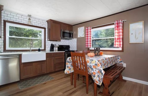 Sevierville Cabin | Delightful Little Bear Cabin with AC in Sevierville - 3 bedrooms available