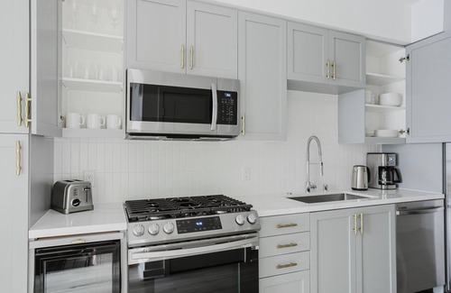 Downtown Long Beach Apartment | Delightful Long Beach Srudio, Pool & Gym, nr Shops, by Blueground