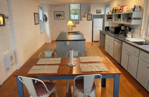 South Harbour Cabin | Delightful Waterfront Cottage