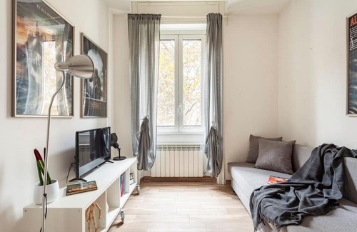 Cagnola Apartment | Delizioso appartamento sul Castello con Netflix & WIFI