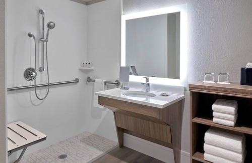 Willowbrook Hotel | Delta Hotels by Marriott Chicago Willowbrook