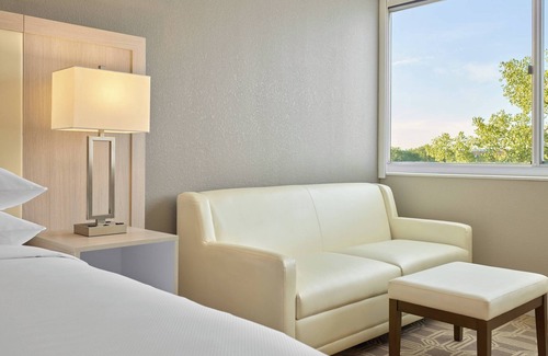 Willowbrook Hotel | Delta Hotels by Marriott Chicago Willowbrook