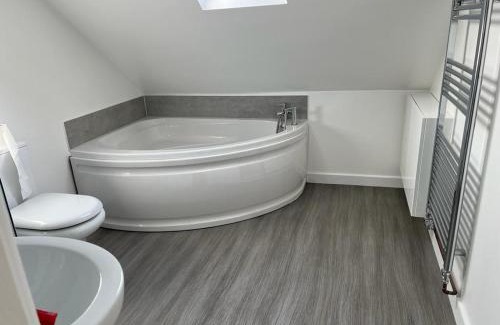 Eastleigh Bed & Breakfast | Deluxe 1 Bed Apartment with Ensuite & Kitchenette