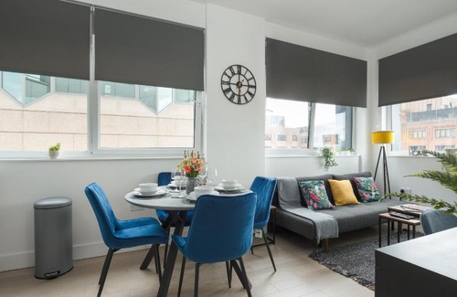 Central Milton Keynes Apartment | Deluxe 2 bed, 2 bathroom Milton Keynes apartment within walking distance to train station and City centre.