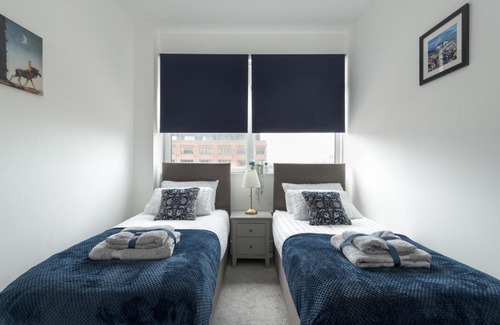 Central Milton Keynes Apartment | Deluxe 2 bed, 2 bathroom Milton Keynes apartment within walking distance to train station and City centre.