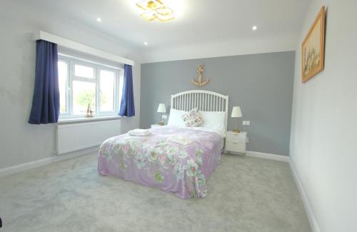 Earley House | Deluxe 3 Bedroom 2 Bath House &Parking by CozyNest