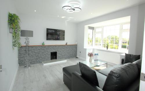 Earley House | Deluxe 3 Bedroom 2 Bath House &Parking by CozyNest