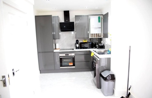 Fryent House | Deluxe 4-Bed House Close2 Wembley Stadium