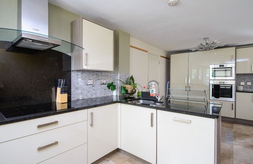 Howlett End House | Deluxe 5 Bedroom Bungalow, Forest Setting, Hot Tub