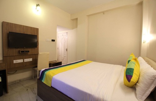 Salt Lake Bed & Breakfast | Deluxe AC Room at Anamitra Guest House #1