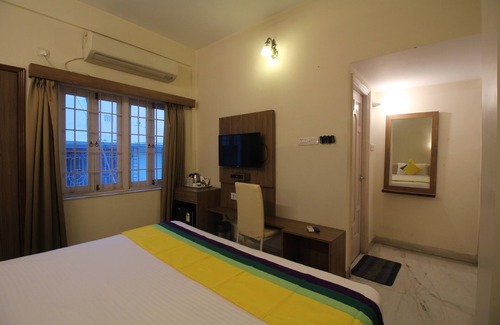 Salt Lake Bed & Breakfast | Deluxe AC Room at Anamitra Guest House #2
