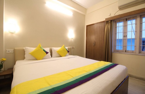 Salt Lake Bed & Breakfast | Deluxe AC Room at Anamitra Guest House #4
