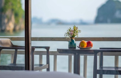 Hon Gai Boat Rental | Deluxe Balcony Cabin on Arcady Boutique Cruise (All inclusive)