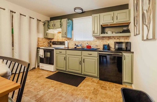 Long Pond House | Deluxe Business Hub with Spa & Pool!